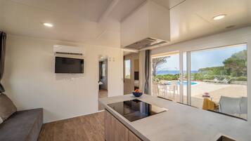 Tamaris Holiday Home with pool | Oppholdsområde | En 32-tommers LCD-TV med Parabol-TV