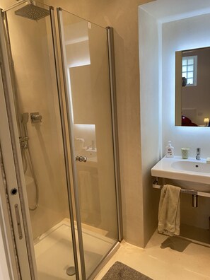 Douche, sèche-cheveux, bidet