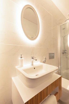 Shower, hair dryer, bidet, towels - Correeira Luxury Residence C (Albufeira)