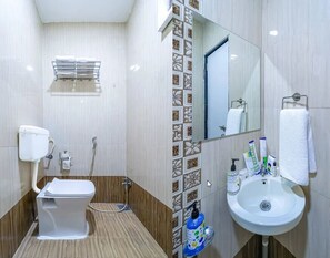 Dusche, kostenlose Toilettenartikel, Handtücher, Seife