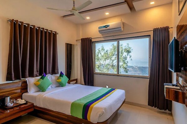 Family Room | Desk, free WiFi - Kaizen Stays And Resto (Mahabaleshwar)