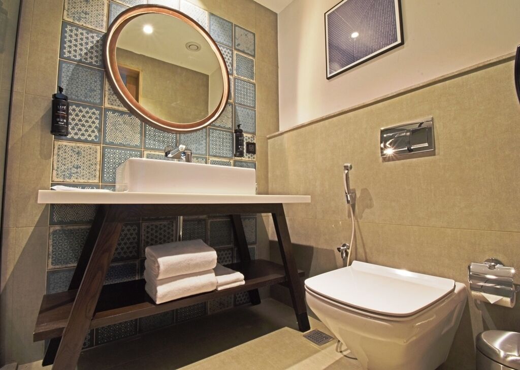 Eenvoudige tweepersoonskamer, 1 queensize bed, toegankelijk voor slechtzienden, privébadkamer | Badkamer | Een douche, gratis toiletartikelen, een haardroger, handdoeken