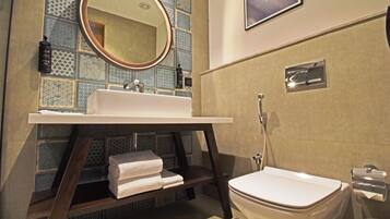 Eenvoudige tweepersoonskamer, 1 queensize bed, toegankelijk voor slechtzienden, privébadkamer | Badkamer | Een douche, gratis toiletartikelen, een haardroger, handdoeken