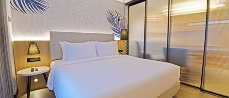 In-room safe, laptop workspace, iron/ironing board, free WiFi