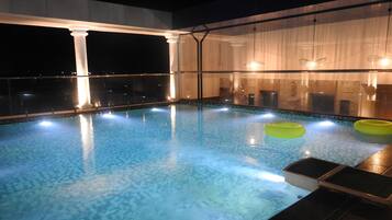 Piscina interna, piscina externa, funciona das 7h às 19h, guarda-sóis
