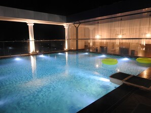 室内游泳池，室外游泳池，07:00 至 19:00 开放, 池畔遮阳伞, 日光浴躺椅