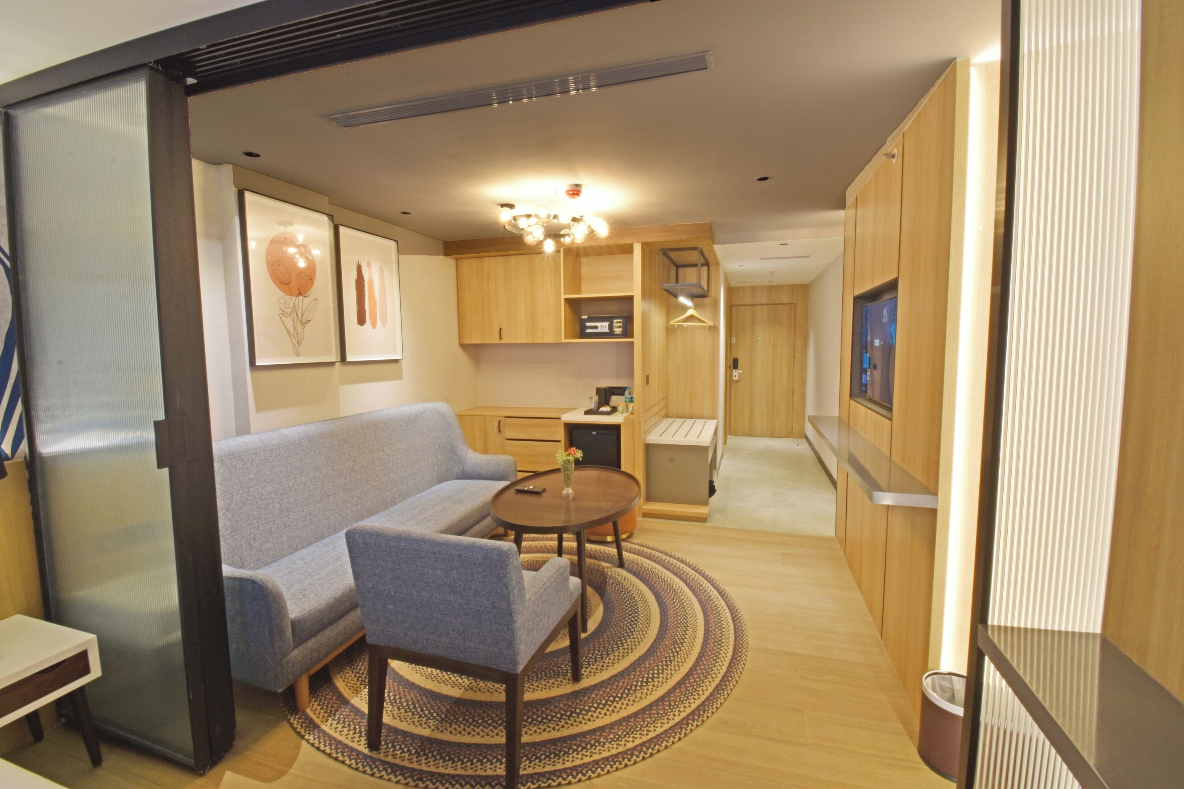 In-room safe, laptop workspace, iron/ironing board, free WiFi