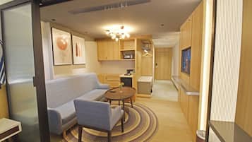 In-room safe, laptop workspace, iron/ironing board, free WiFi