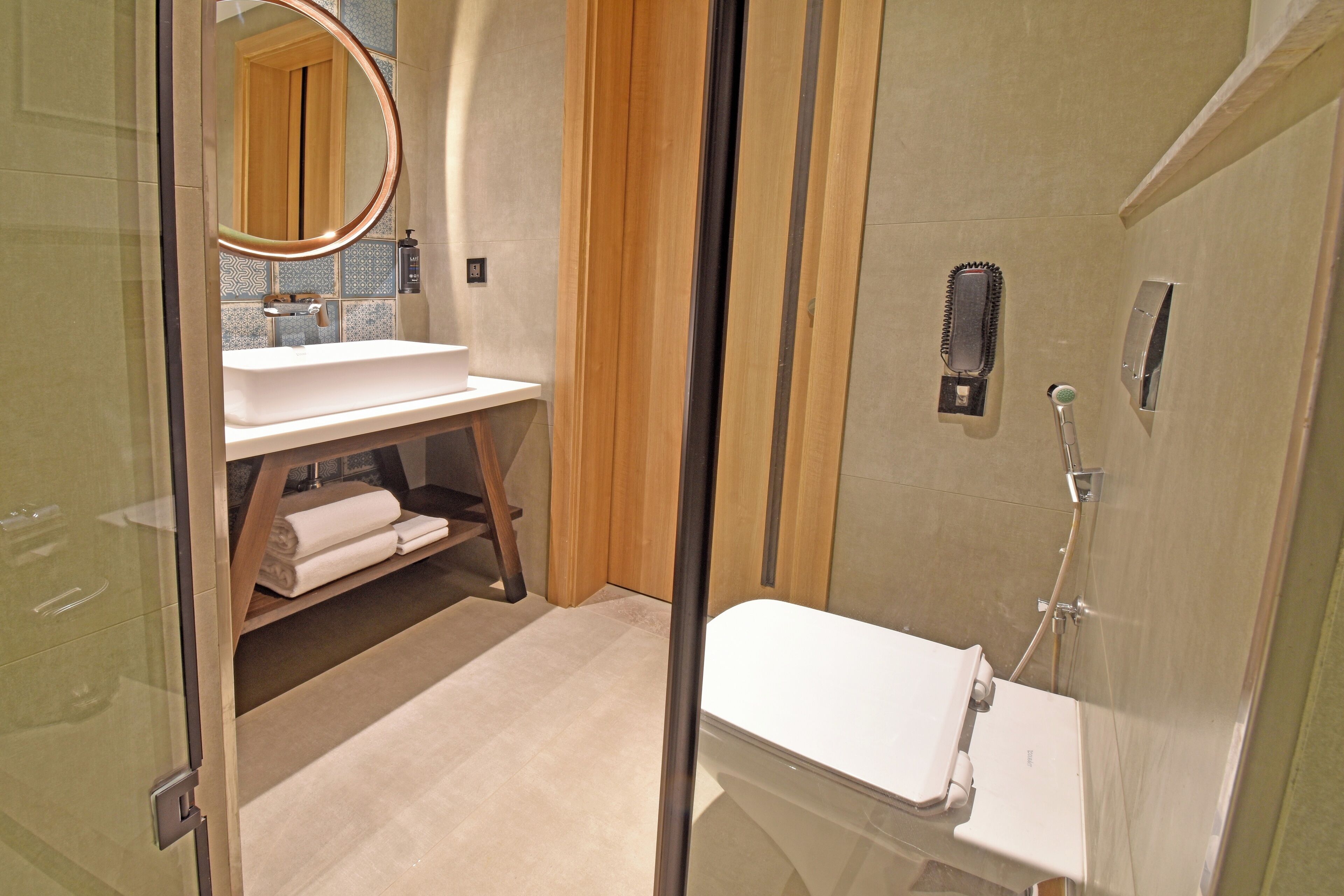 Phòng 4 dành cho gia đình, 2 giường đôi | Phòng tắm | Buồng tắm vòi sen, đồ dùng nhà tắm miễn phí, máy sấy tóc, khăn tắm 