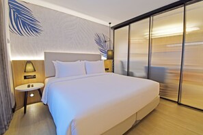 In-room safe, laptop workspace, iron/ironing board, free WiFi