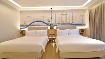 Caja de seguridad en la habitación y espacio para trabajar con laptop