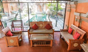 Una piscina al aire libre