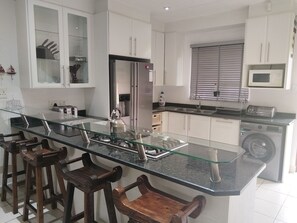 Microwave, oven, stovetop - Stunning six sleeper apartment on the banks of the Olifants river. (Emalahleni)