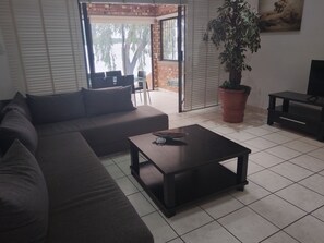 TV - Stunning six sleeper apartment on the banks of the Olifants river. (Emalahleni)