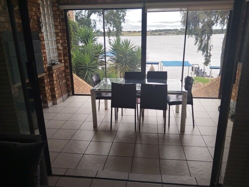 Stunning six sleeper apartment on the banks of the Olifants river.