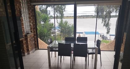 Stunning six sleeper apartment on the banks of the Olifants river.