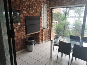 Dining - Stunning six sleeper apartment on the banks of the Olifants river. (Emalahleni)