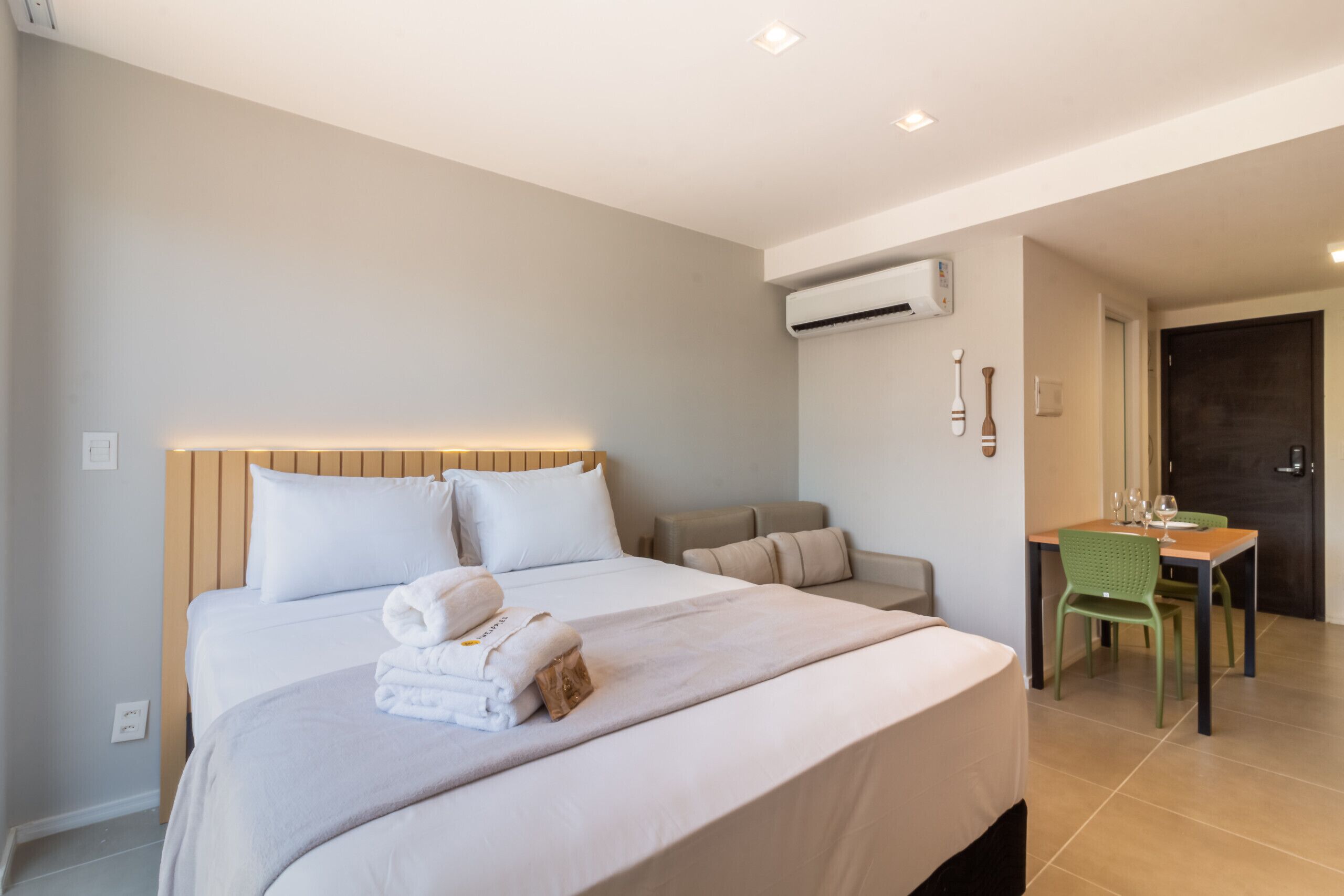 Tabla de planchar con plancha, wifi gratis y ropa de cama 