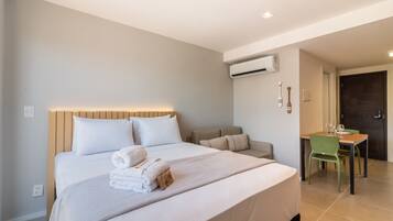 Tabla de planchar con plancha, wifi gratis y ropa de cama