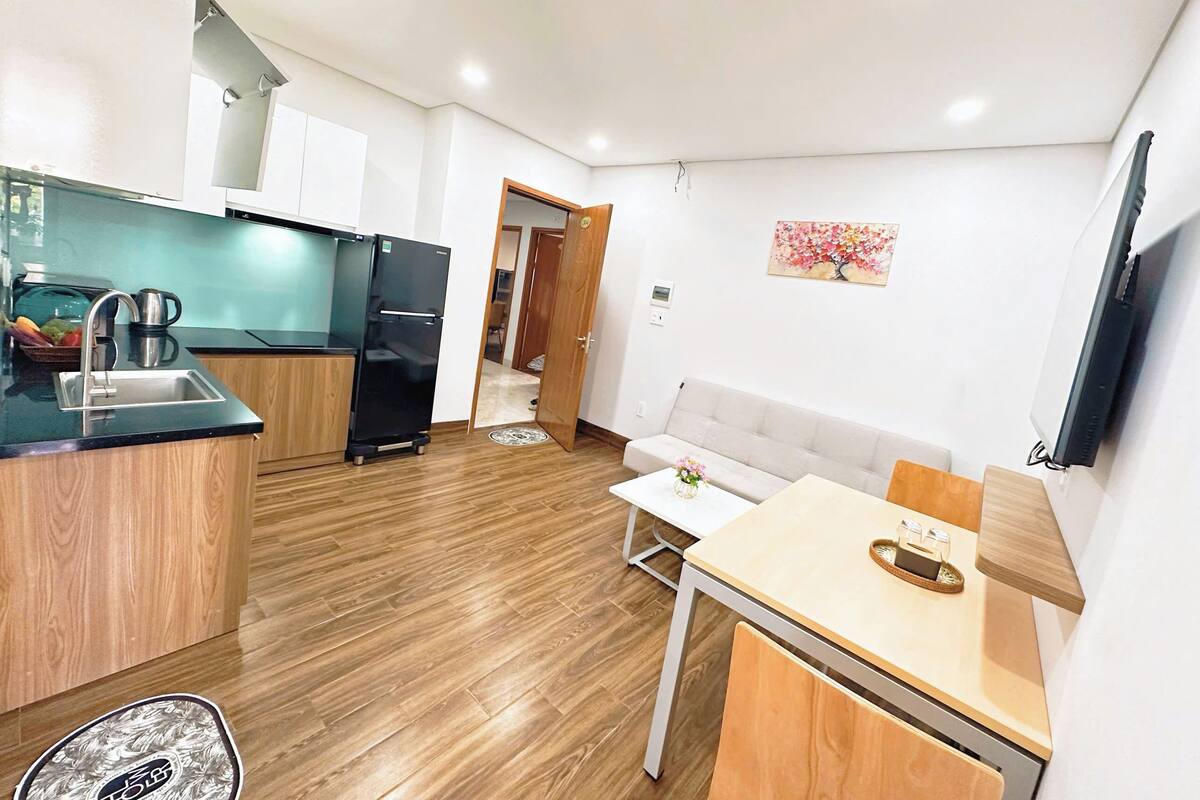 Een knus woongedeelte met een kitchenette, een eetgedeelte en een zithoek.