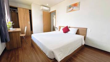 Deluxe appartement, uitzicht op strand | Een bureau, een laptopwerkplek, gratis wifi