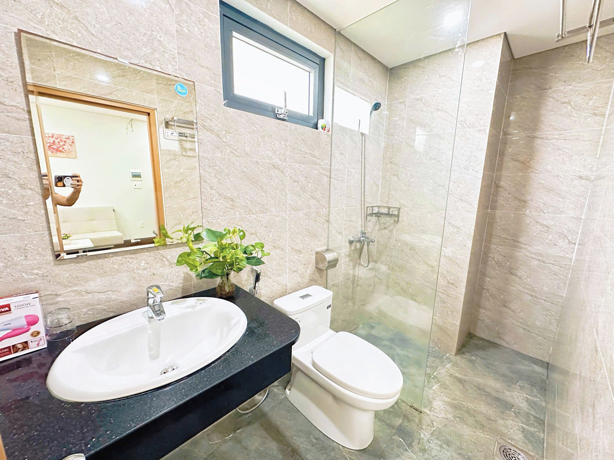 Traditional Apartment, 1 Bedroom, City View | Bathroom | Shower, hydromassage showerhead, free toiletries, hair dryer