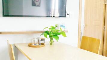 Deluxe-Apartment, 1 Schlafzimmer, Strandblick | Speisen