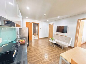 ファミリー アパートメント 2 ベッドルーム 2 バスルーム | リビングルーム | 60 インチのスマートテレビ (衛星放送視聴可)