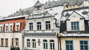 Une rangée de bâtiments historiques aux façades richement décorées et à l’architecture traditionnelle.
