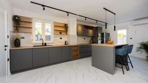 Refrigerador, microondas, horno y lavavajillas 
