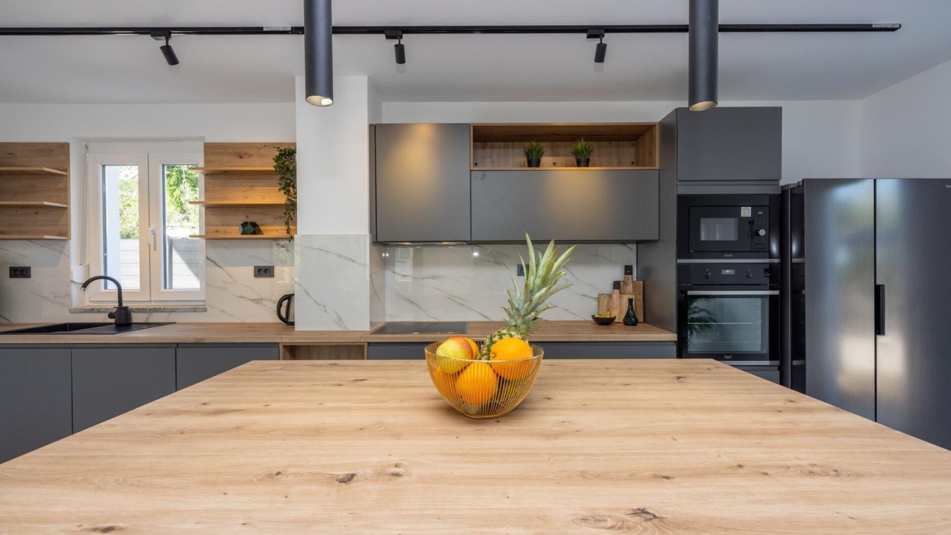 Kühlschrank, Mikrowelle, Ofen, Geschirrspüler