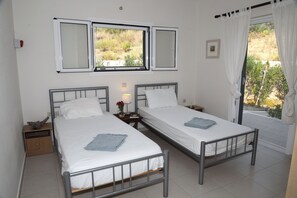 Tabla de planchar con plancha, internet y ropa de cama 