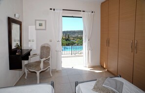 3 habitaciones, tabla de planchar con plancha, internet y ropa de cama 