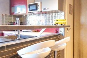 Kühlschrank, Mikrowelle, Ofen, Wasserkocher mit Kaffee-/Teezubehör