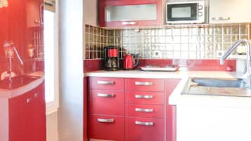 Fridge, microwave, oven, coffee/tea maker