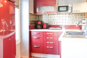 Kühlschrank, Mikrowelle, Ofen, Wasserkocher mit Kaffee-/Teezubehör