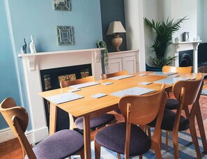 Dining - Cosy Holiday Home in Berkshire (Reading)