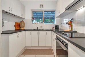 Fridge, microwave, oven, stovetop - Colour Pop Cottage - A vibrant courtyard retreat perfect for long stays (Payneham)