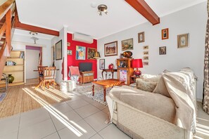 TV, books - Colour Pop Cottage - A vibrant courtyard retreat perfect for long stays (Payneham)
