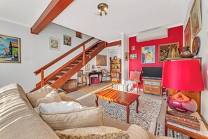 TV, books - Colour Pop Cottage - A vibrant courtyard retreat perfect for long stays (Payneham)