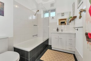 Hair dryer, towels, soap, toilet paper - Colour Pop Cottage - A vibrant courtyard retreat perfect for long stays (Payneham)