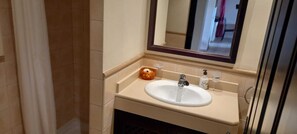 Shower, towels - HL 009 - 2 Bedroom villa, HDA golf resort, Fuente Alamo (fuente alamo)