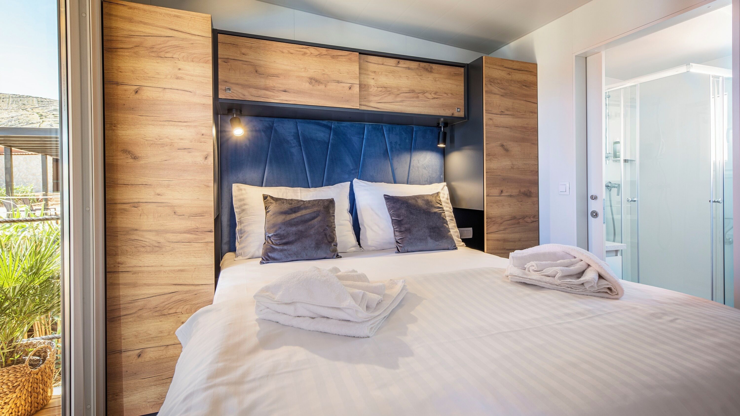 Aura Holiday Home with pool | Brankas dan Wi-Fi gratis