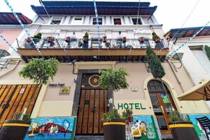 Exterior - Friends Hostel (Quito)
