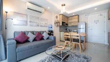 Appartement, uitzicht op zwembad | Woonruimte
