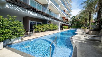 2 piscine all'aperto, con ingresso dalle 07:00 alle 19:00, lettini