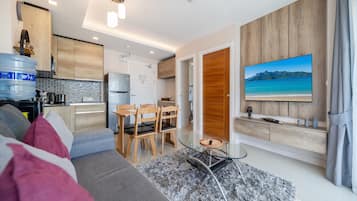Appartement, uitzicht op zwembad | Woonruimte