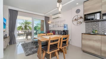Appartement, uitzicht op zwembad | Dineren