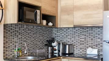 Appartamento, vista piscina | Cucina privata | Seggiolone
