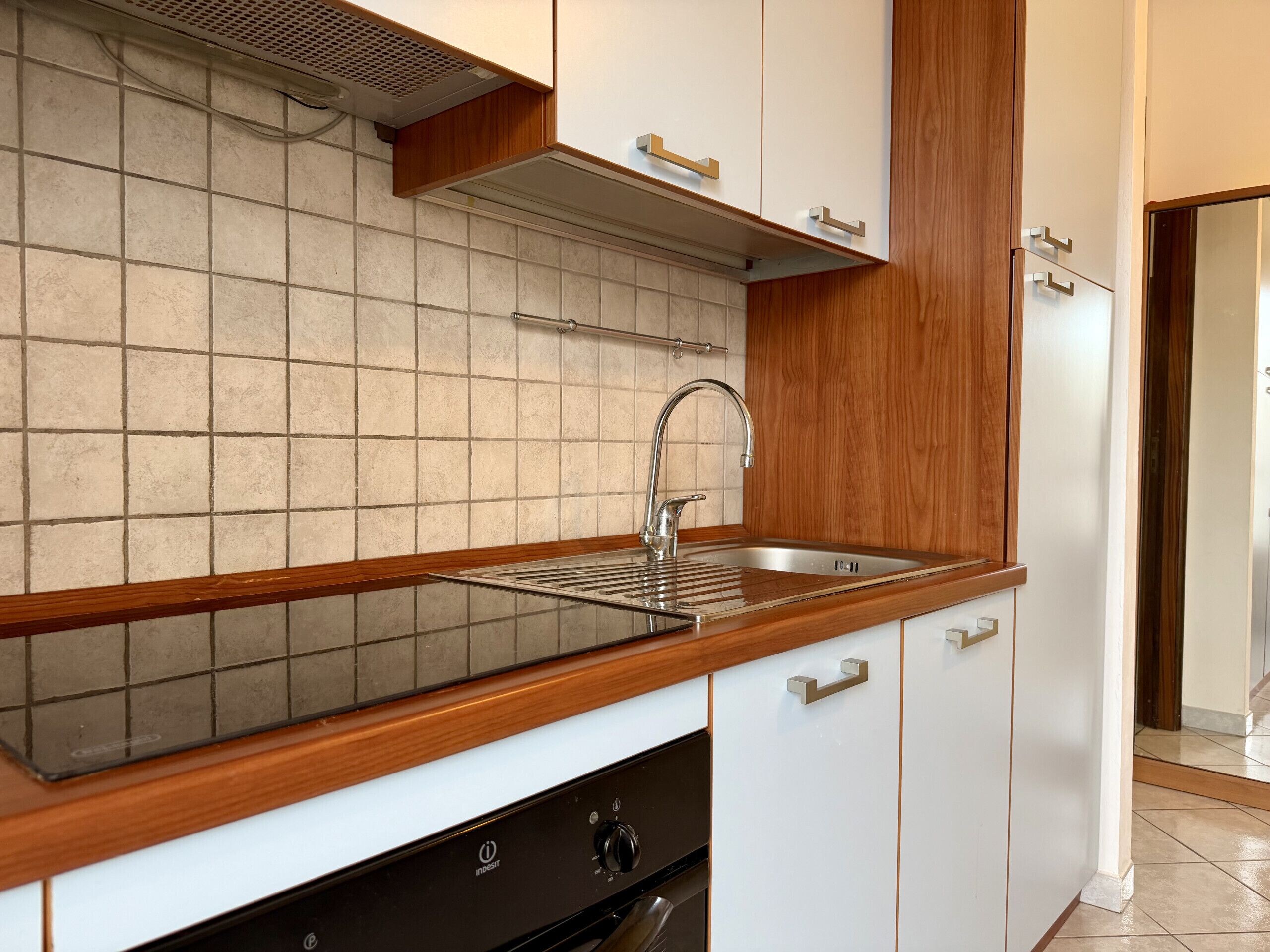 Een koffiezetapparaat/waterkoker, een koelkast, een oven, een waterkoker